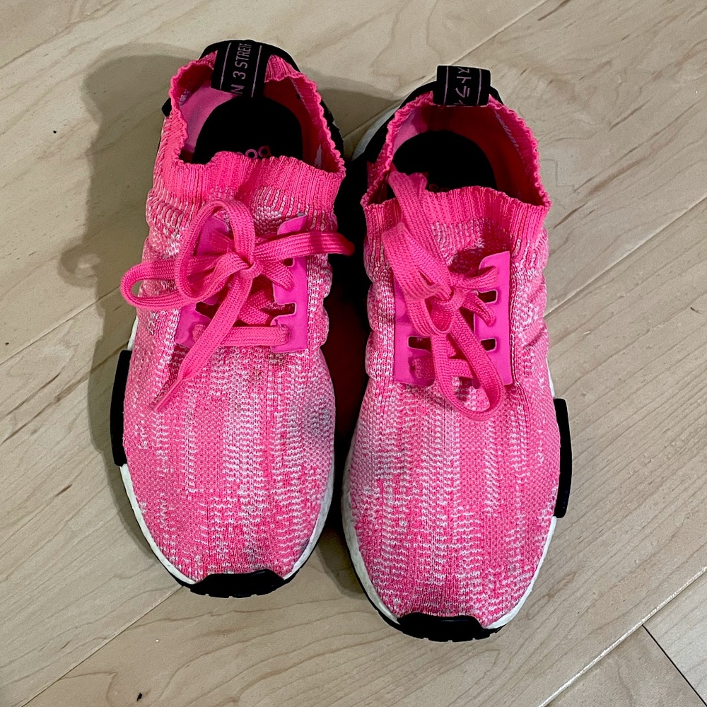 ADIDAS ORIGINALS NMD R1 Primeknit PK AQ1104 SOLAR PINK, US Women’s 5.5